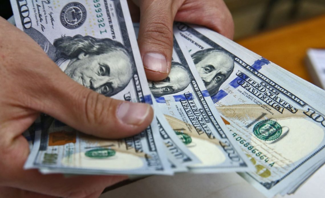 Dólar sigue en alza en RD; este viernes era vendido a $62.77