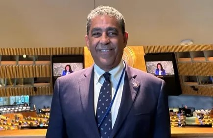 Adriano Espaillat lanza la Competencia de Arte del Congreso 2025