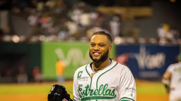 Las Estrellas reafirman la firma de Robinson Canó como agente libre para la temporada 2025