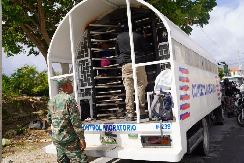 Operativos Antiinmigrantes se Extienden en Bávaro: Más de 150 Detenidos