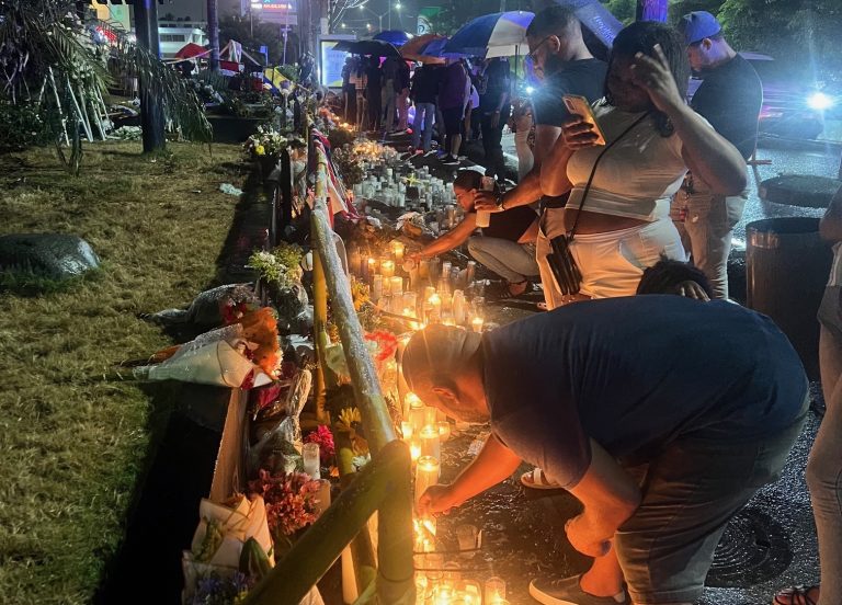 Familiares de víctimas del Jet Set continúan homenaje pese a la lluvia