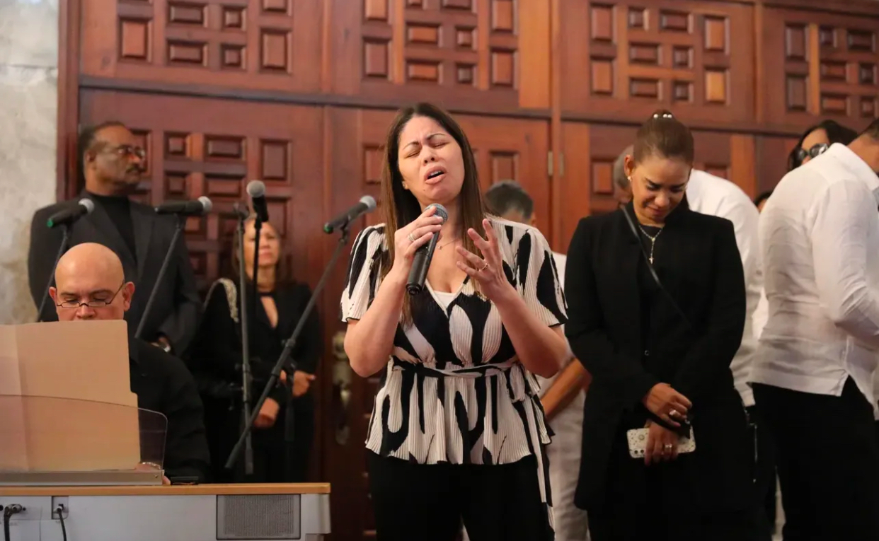 Zulinka Pérez rinde homenaje a Rubby Pérez con emotiva interpretación durante su funeral