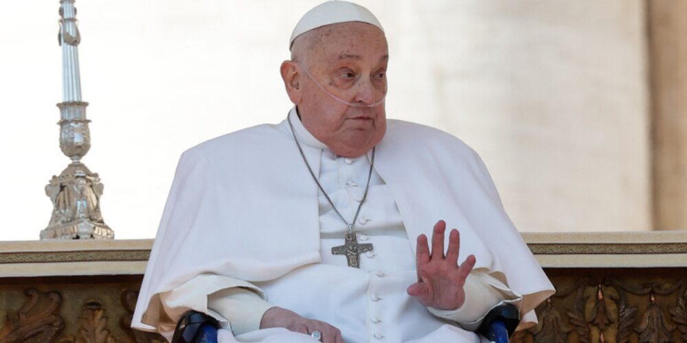 El papa Francisco visita cárcel romana en Jueves Santo durante su convalecencia