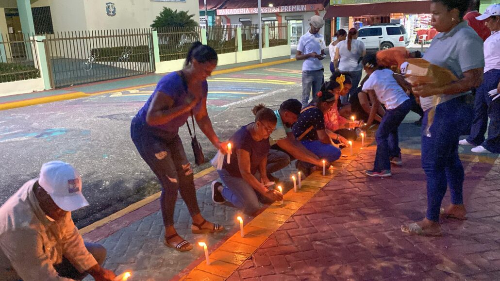 Bayaguana honra a las víctimas del Jet Set con emotivo encendido de velas