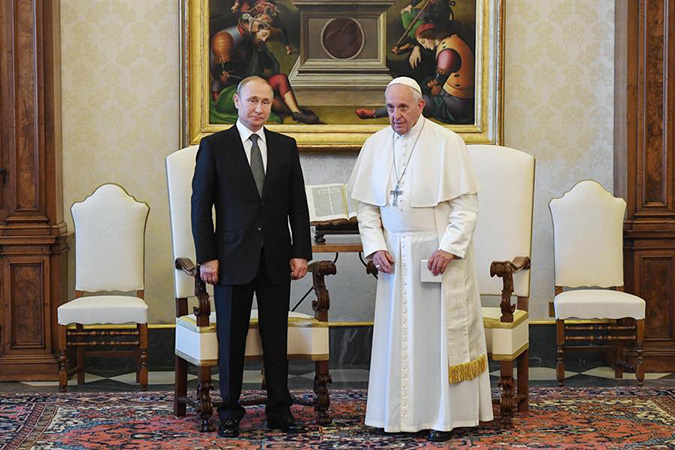 Putin rinde homenaje al papa Francisco, destacándolo como defensor del humanismo y la justicia