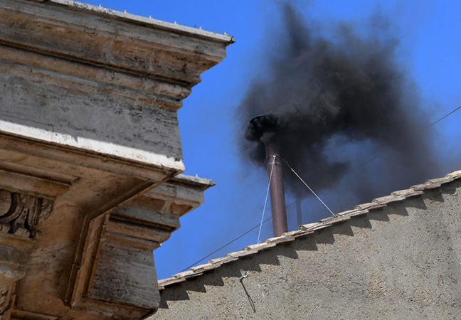 Fumata negra en el Vaticano: continúa la espera por el nuevo papa