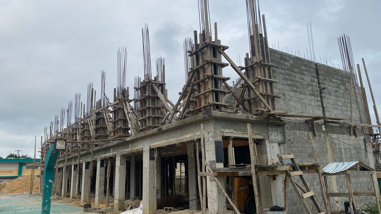 Denuncian construcción de pabellón tiene seis meses paralizada en la Escuela Parroquial Cristo Rey