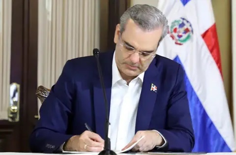 Abinader crea comisión para estudiar el marco jurídico migratorio