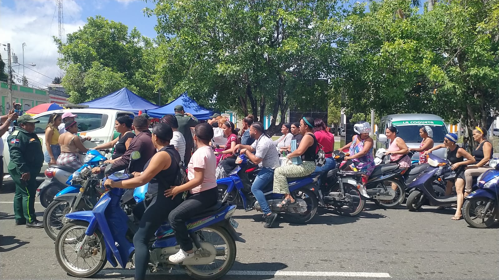 Digesett cambia muntas por cascos protectores a mujeres de La Vega en Día de las Madres