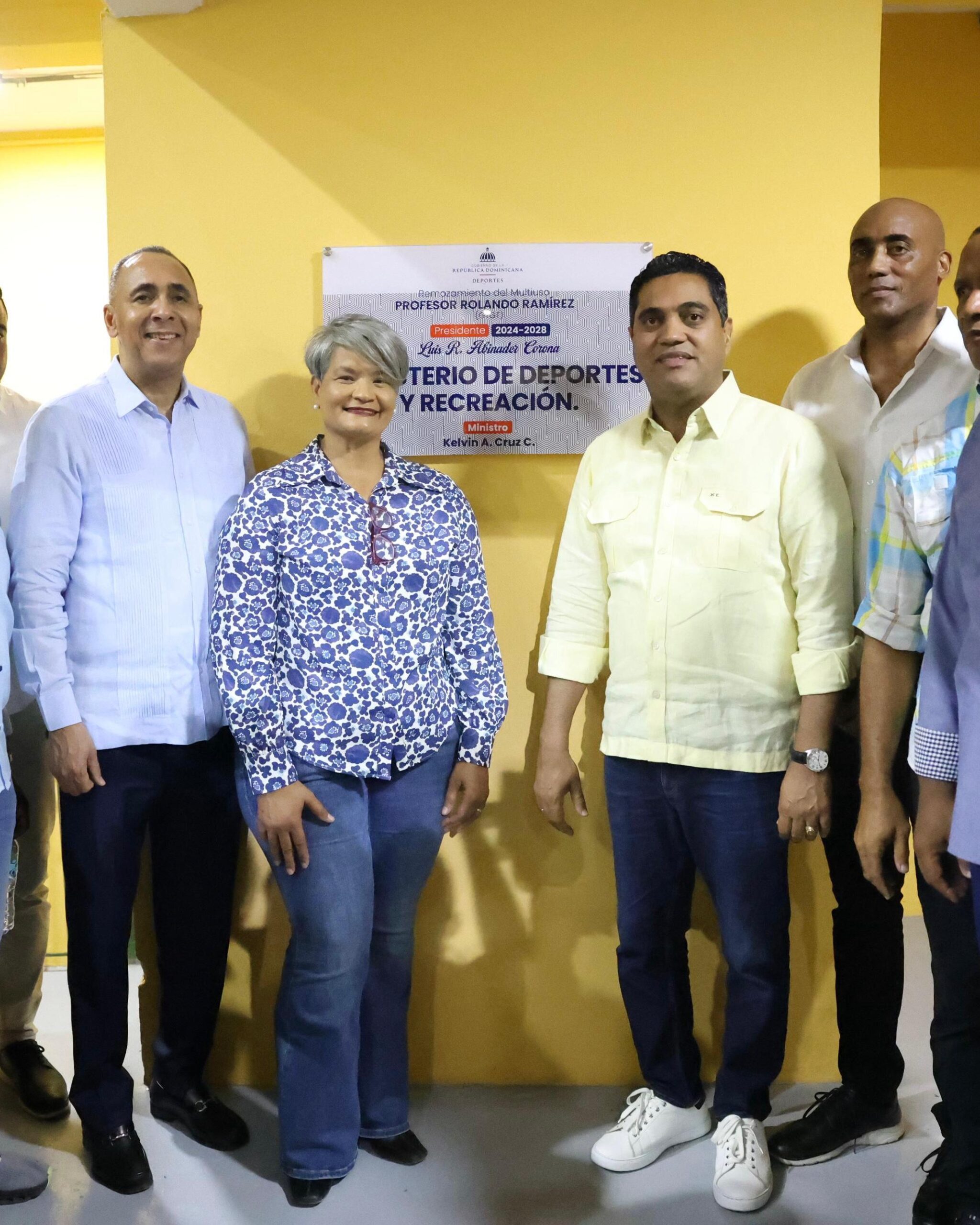 Ministro Kelvin Cruz inaugura remozado multiuso Rolando Ramírez en SPM