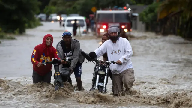 Fuertes lluvias dejan cientos de afectados y comunidades incomunicadas en República Dominicana