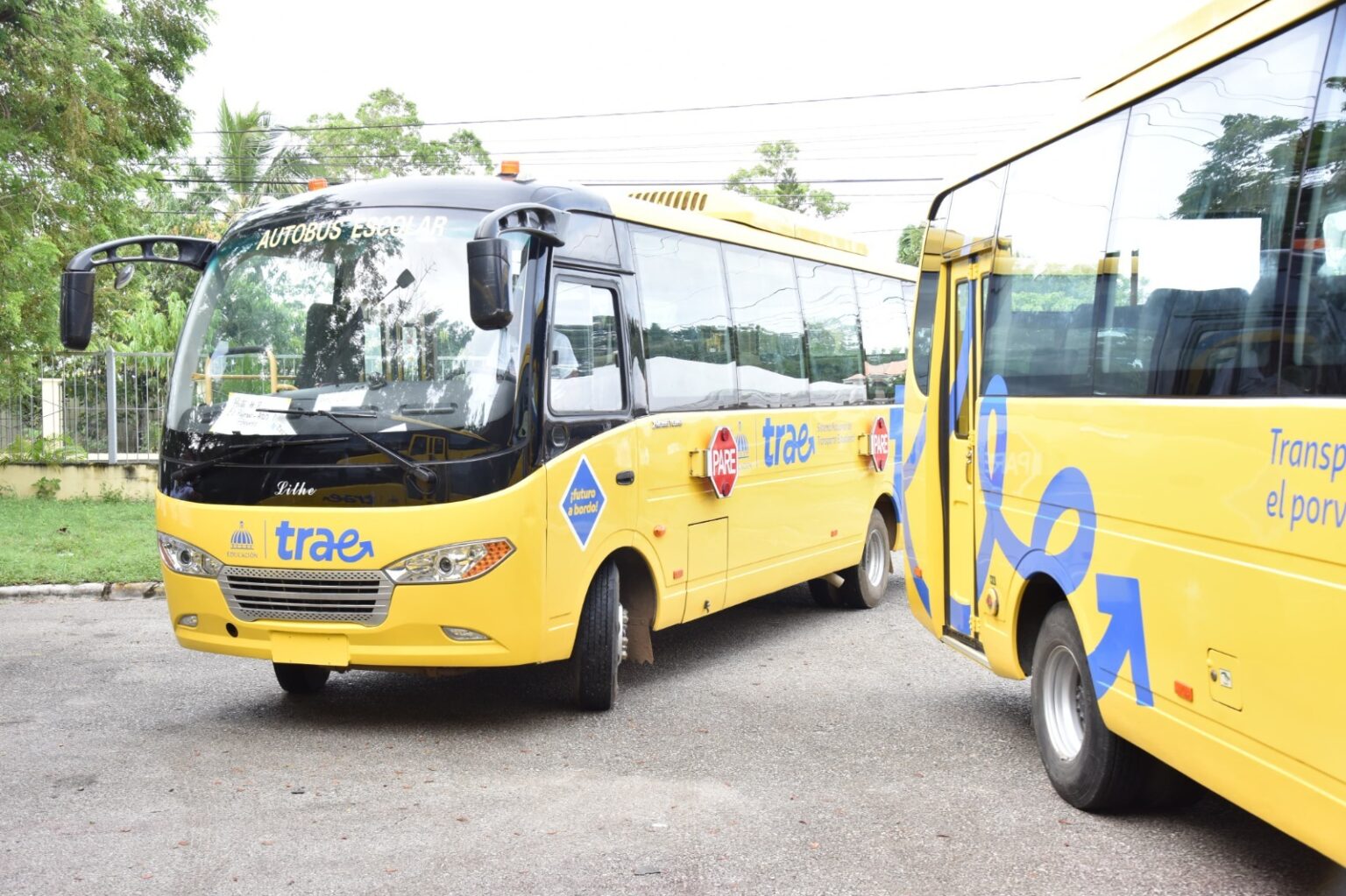 Ministro Luis Miguel De Camps encabeza entrega de autobuses escolares en El Seibo