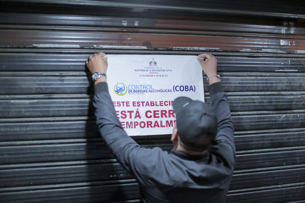 COBA cierra temporalmente 13 establecimientos comerciales y notifica 12 en Santo Domingo