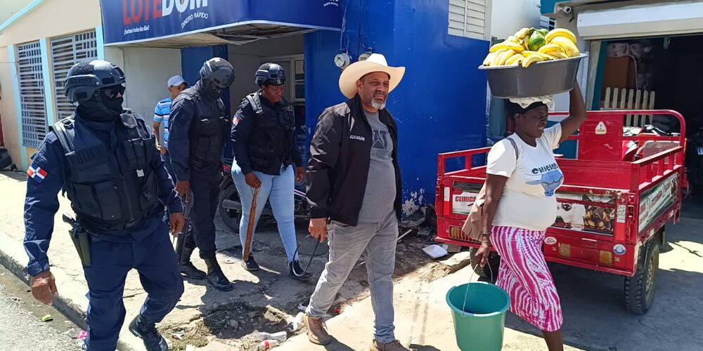 Alcalde de Dajabón supervisa medidas para organizar el comercio en la ciudad