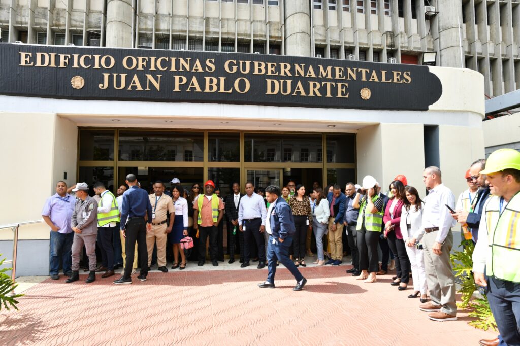 Interior y Policía previene sobre riesgos con apoyo de Cuerpo de Bomberos