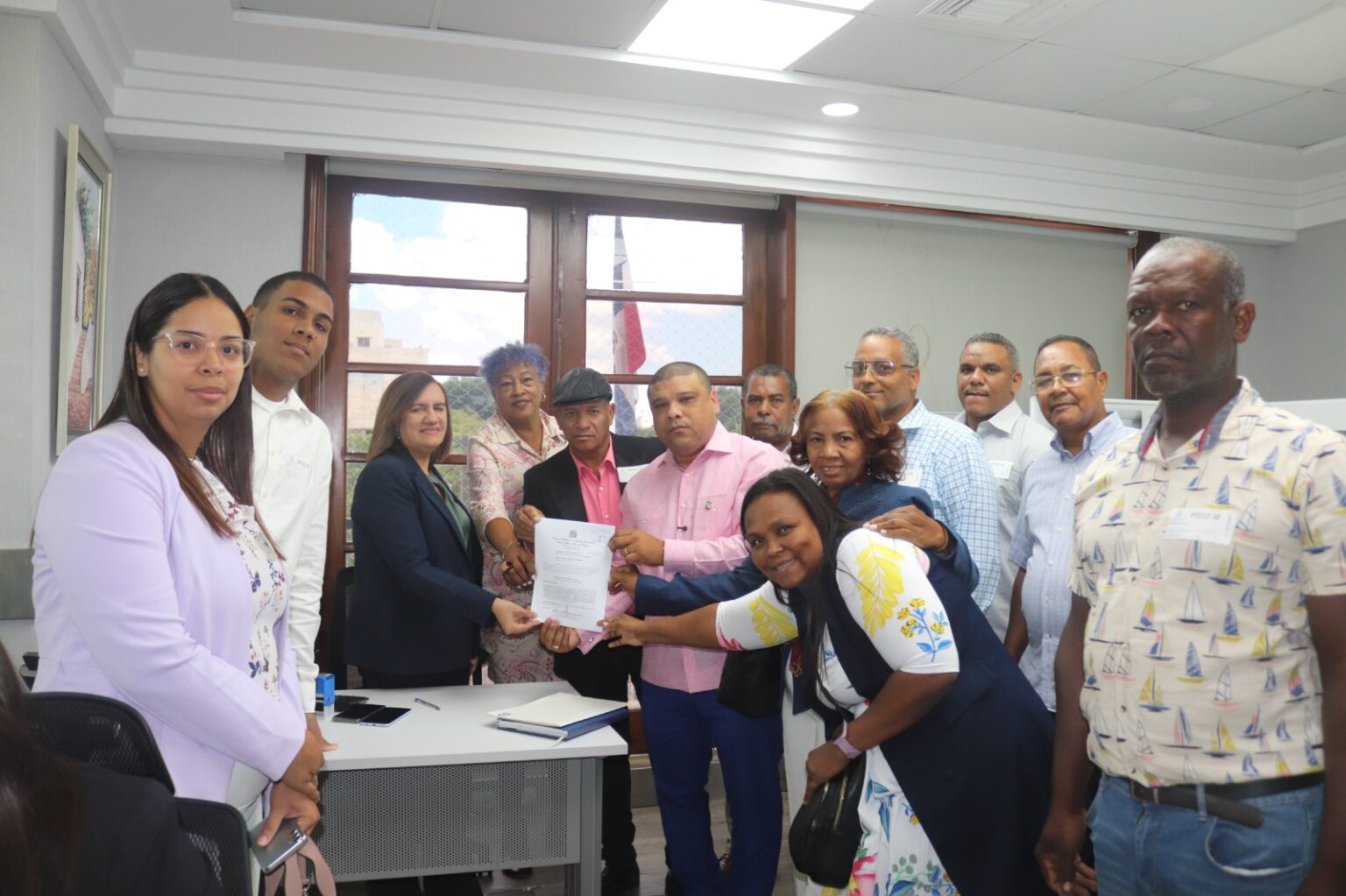 Diputado solicita asfaltado para el sector Cerros del Parque en Santo Domingo Norte