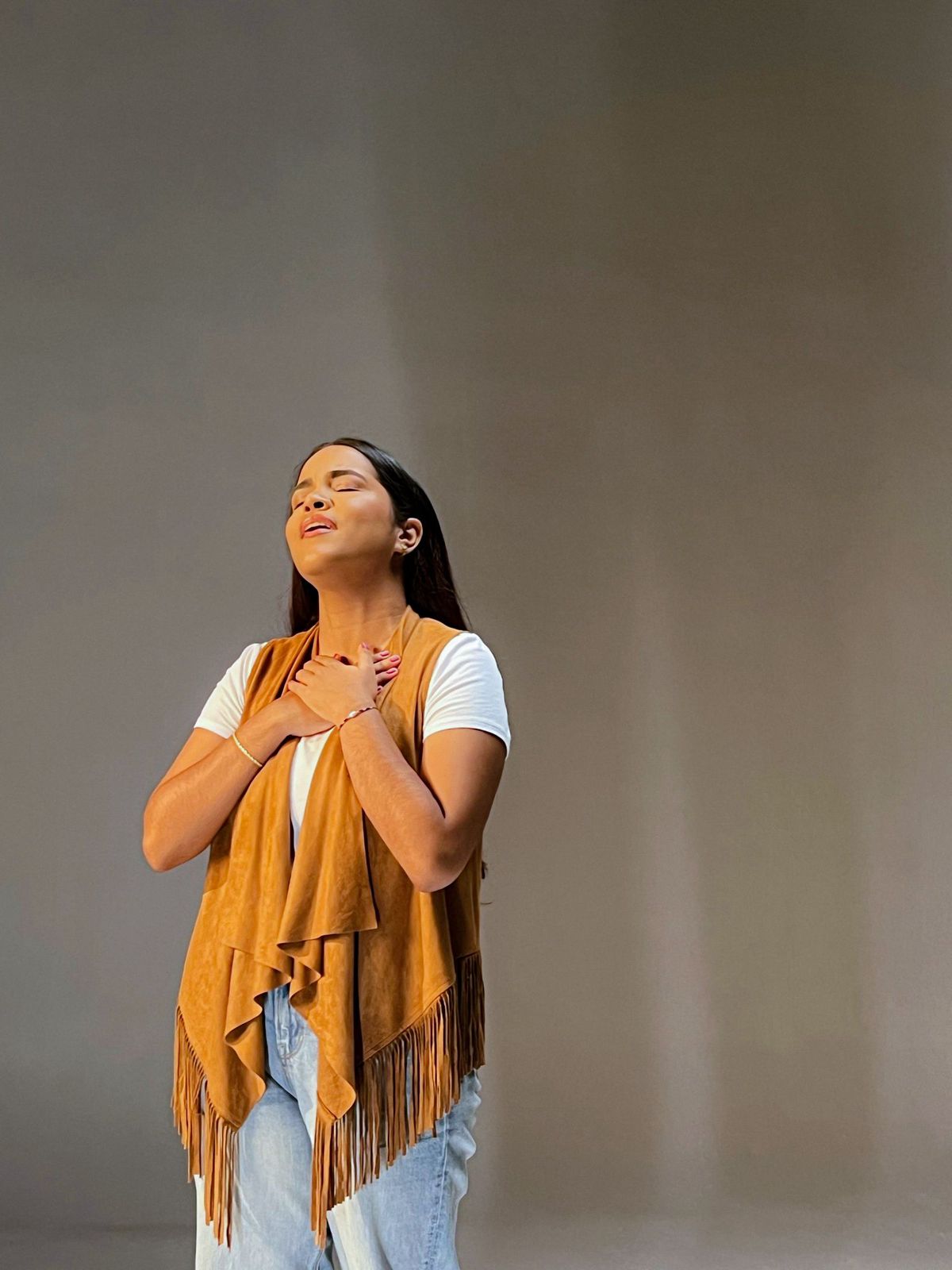 Anabel Pascual lanza "Merecedor de Gloria": Un himno de fe que resalta el poder