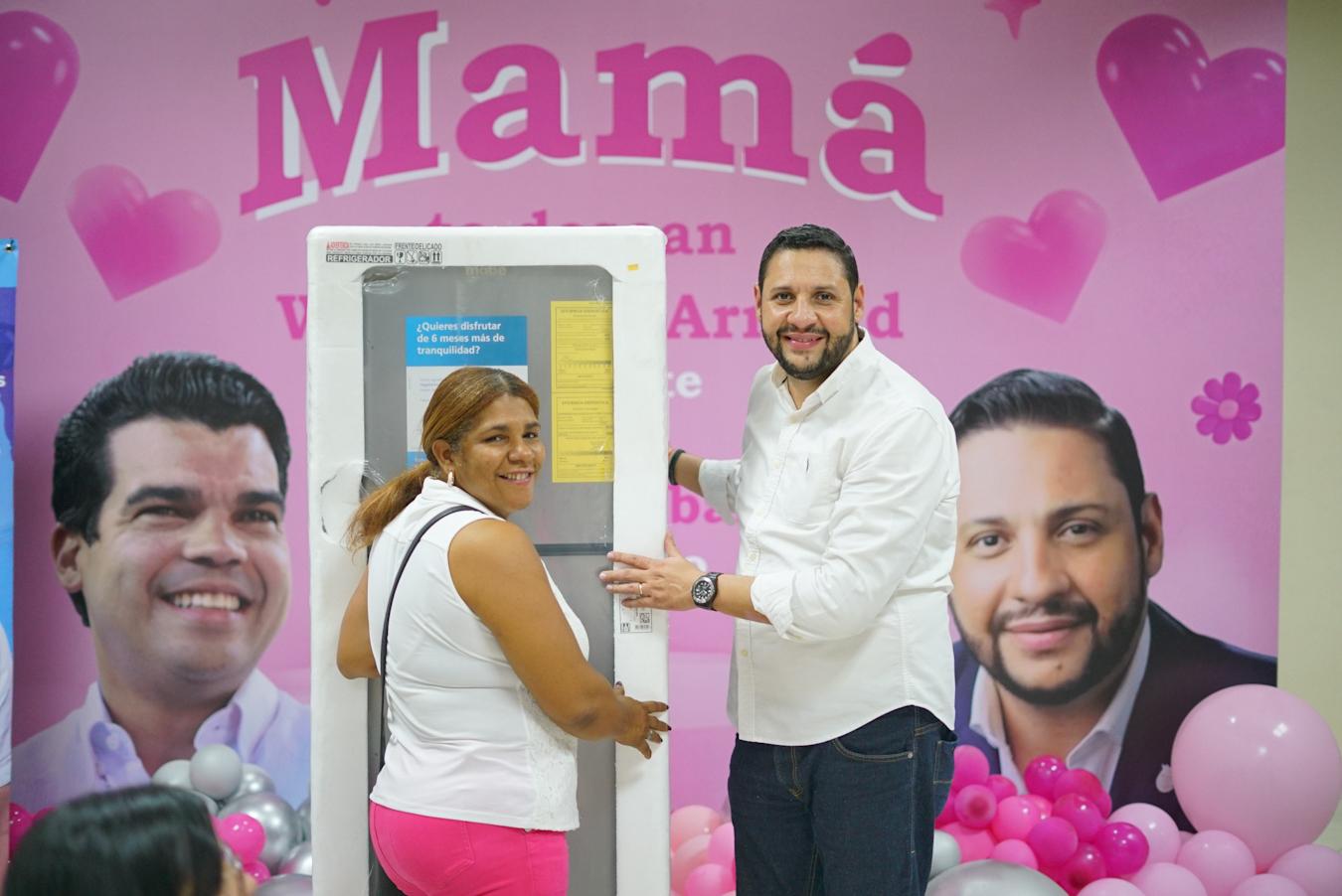 Diputado José Caraballo llena de regalos a las madres de la circunscripción 1 del DN