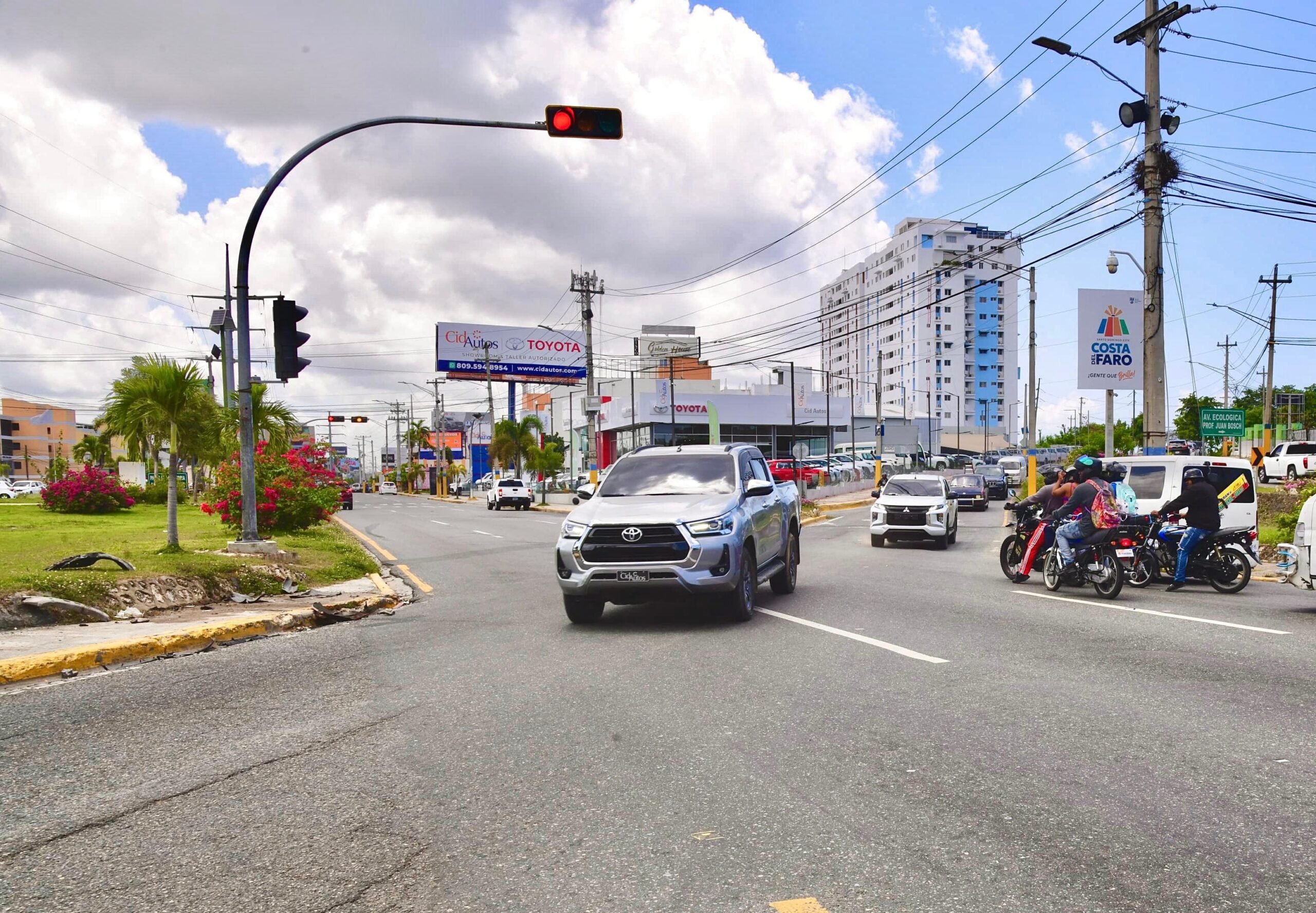 INTRANT instala semáforo en avenida San Isidro con Ecológica tras años de solicitud de la comunidad.
