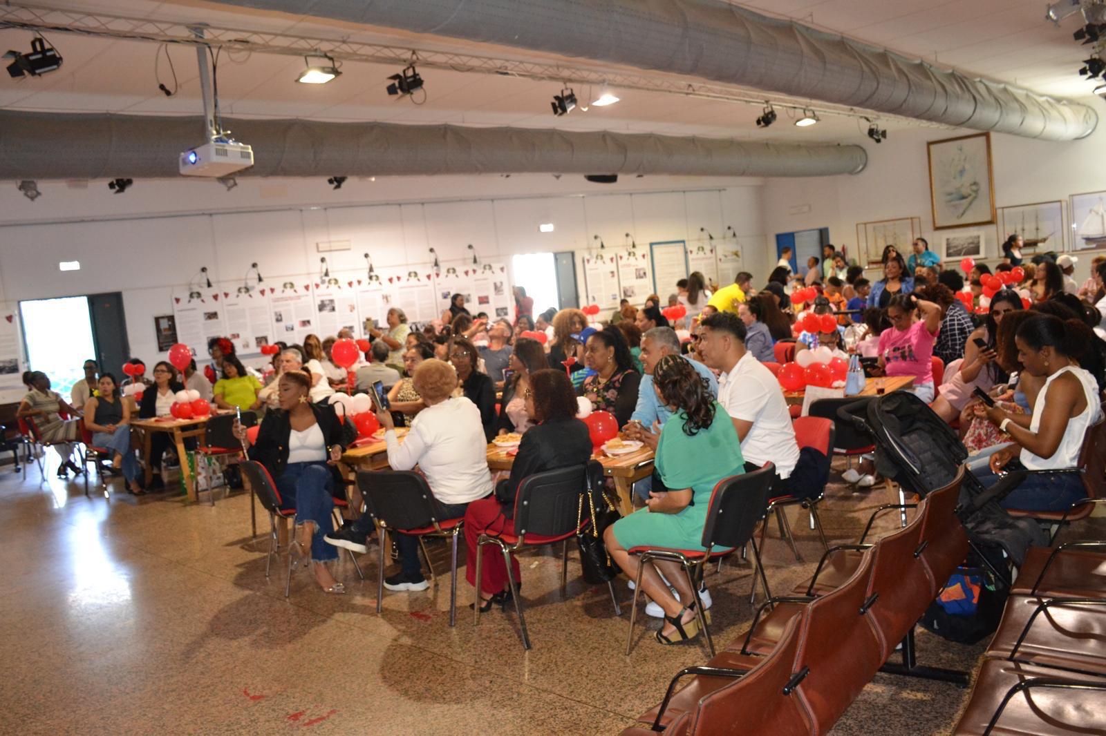 Agasajan a más de 250 mujeres en el Día de las Madres en Génova, Italia.