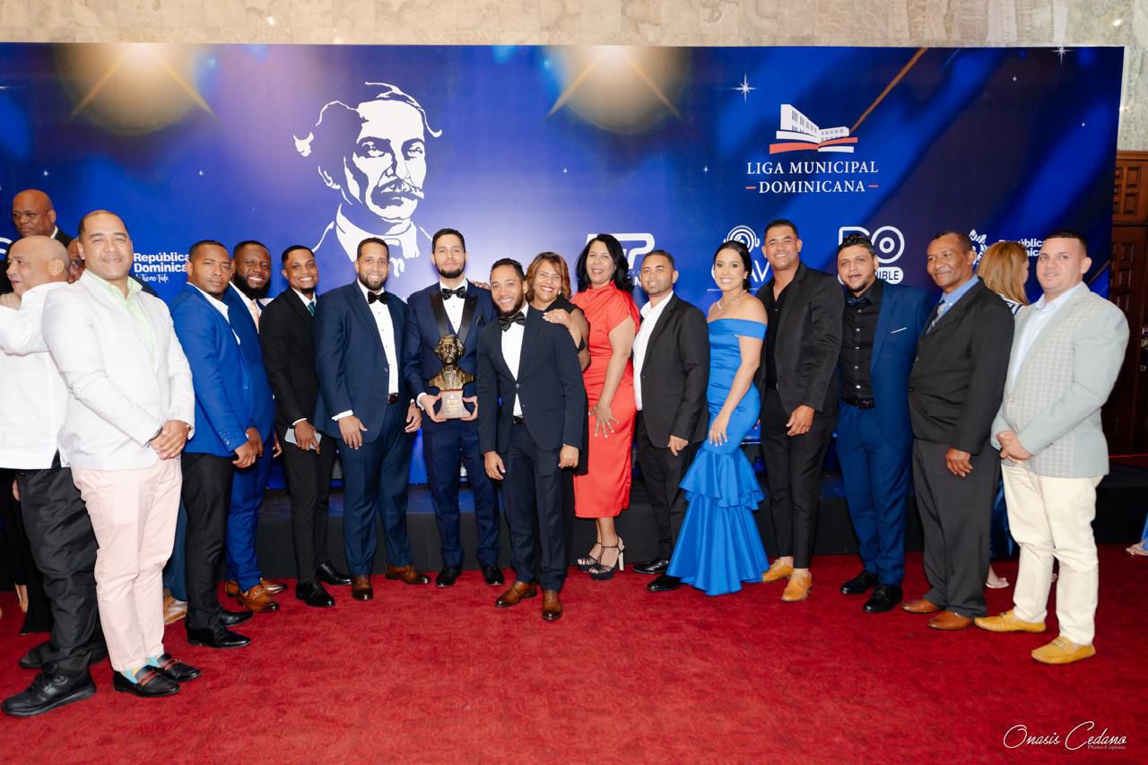 Alcalde Alexander “El Hijo del Pueblo” gana premio nacional en Desarrollo Cultural y Deportivo en los Premios Juan Pablo Duarte catalogados como los soberanos de la municipalidad.