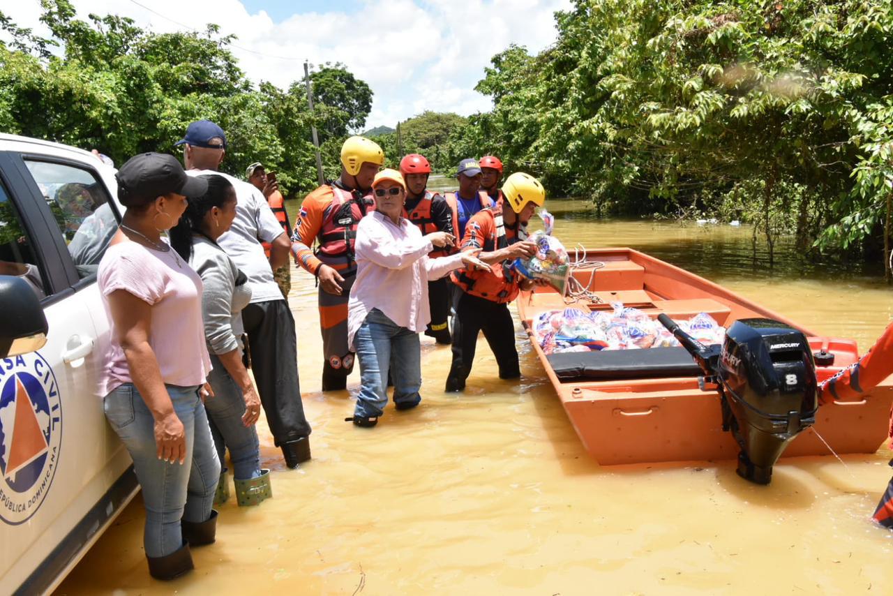 Defensa Civil acude en ayuda de afectados por inundaciones en Bajo Yuna