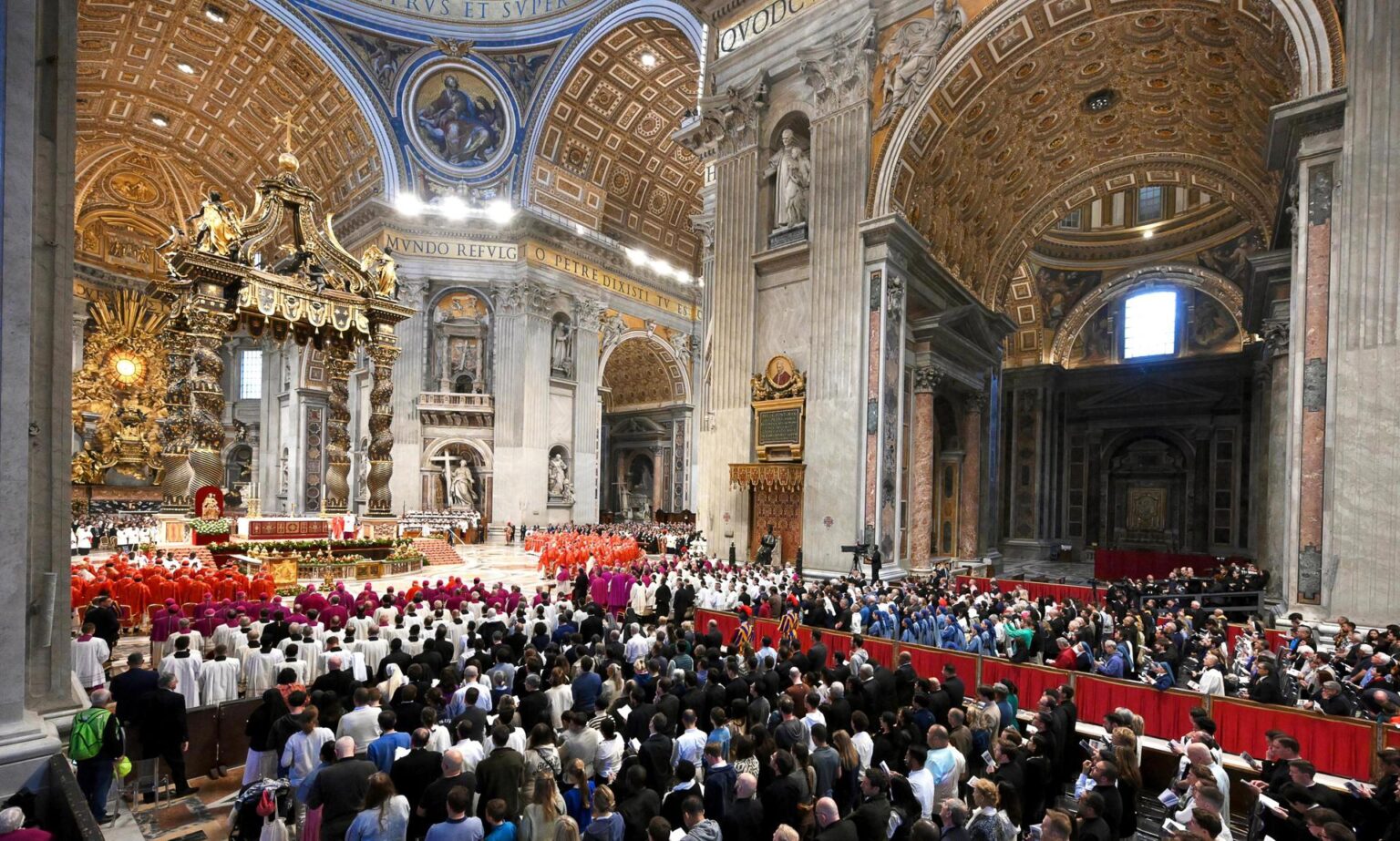 El cardenal decano pide elegir al papa que la humanidad necesita en este momento difícil