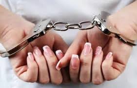 Mujer se entrega tras ser investigada por la muerte de su hijastro de dos años