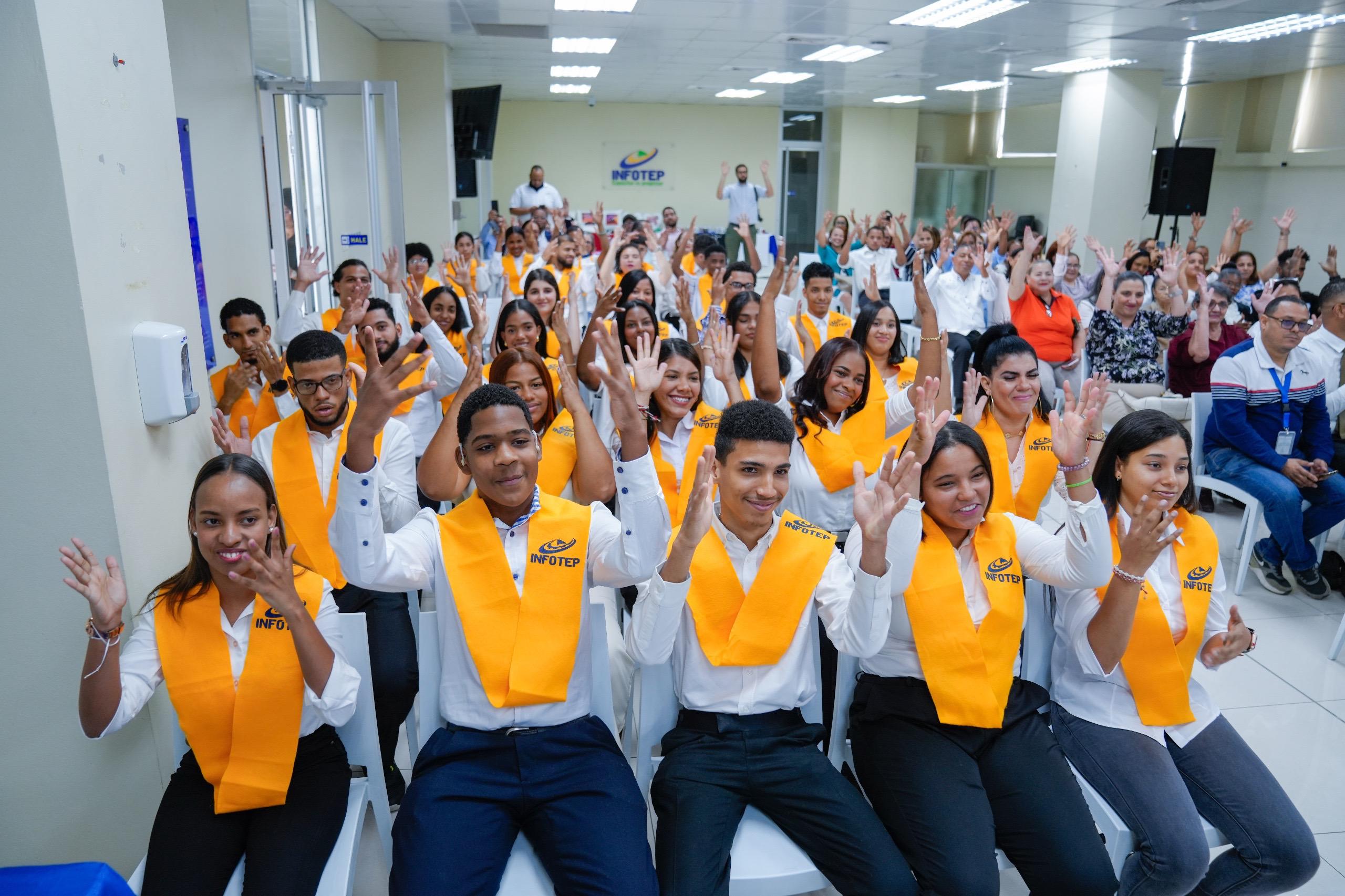 INFOTEP certifica a 36 adolescentes con discapacidad auditiva en diseño de artículos promocionales