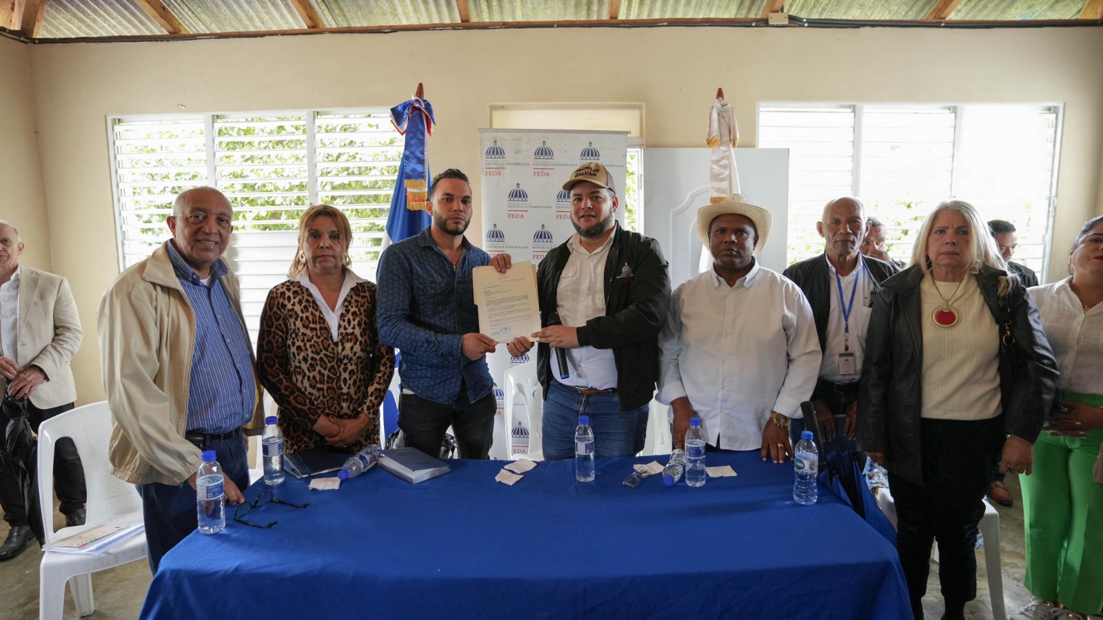 FEDA impulsa agroecología en lomas de BonaoDonan 20 mil plántulas de cacao y herramientas a agricultores en Loma Blanco