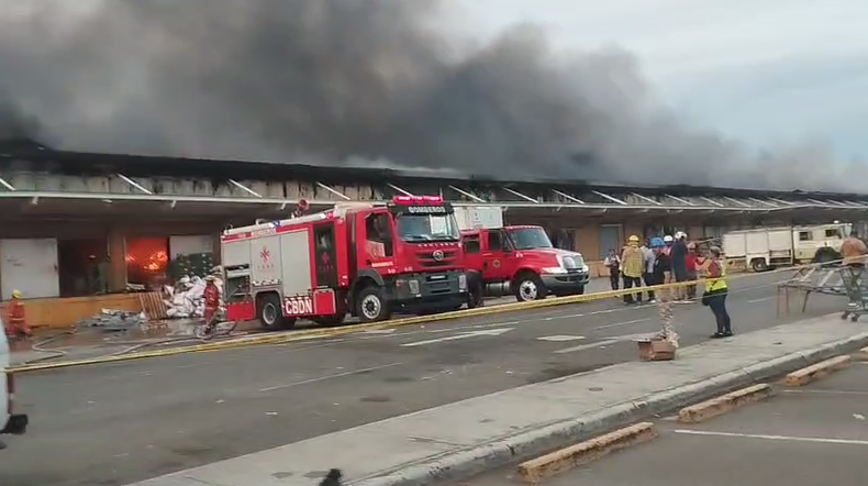 Comerciantes del Merca Santo Domingo han denunciado negligencia por parte de las autoridades tras el incendio