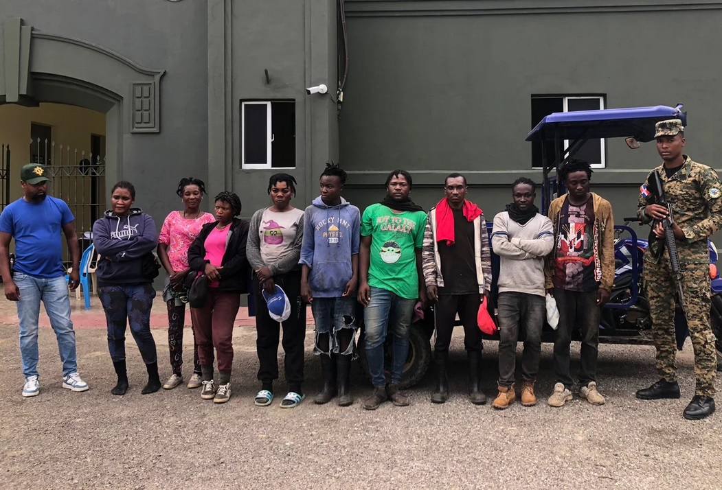 Militares detienen a 13 haitianos indocumentados en Montecristi