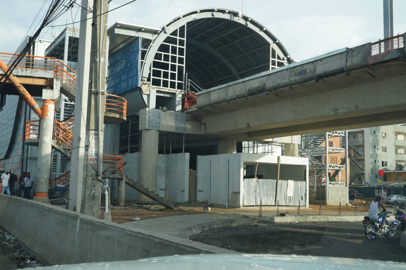 Avanza a paso lento el Metro de Los Alcarrizos pese a plazos oficiales