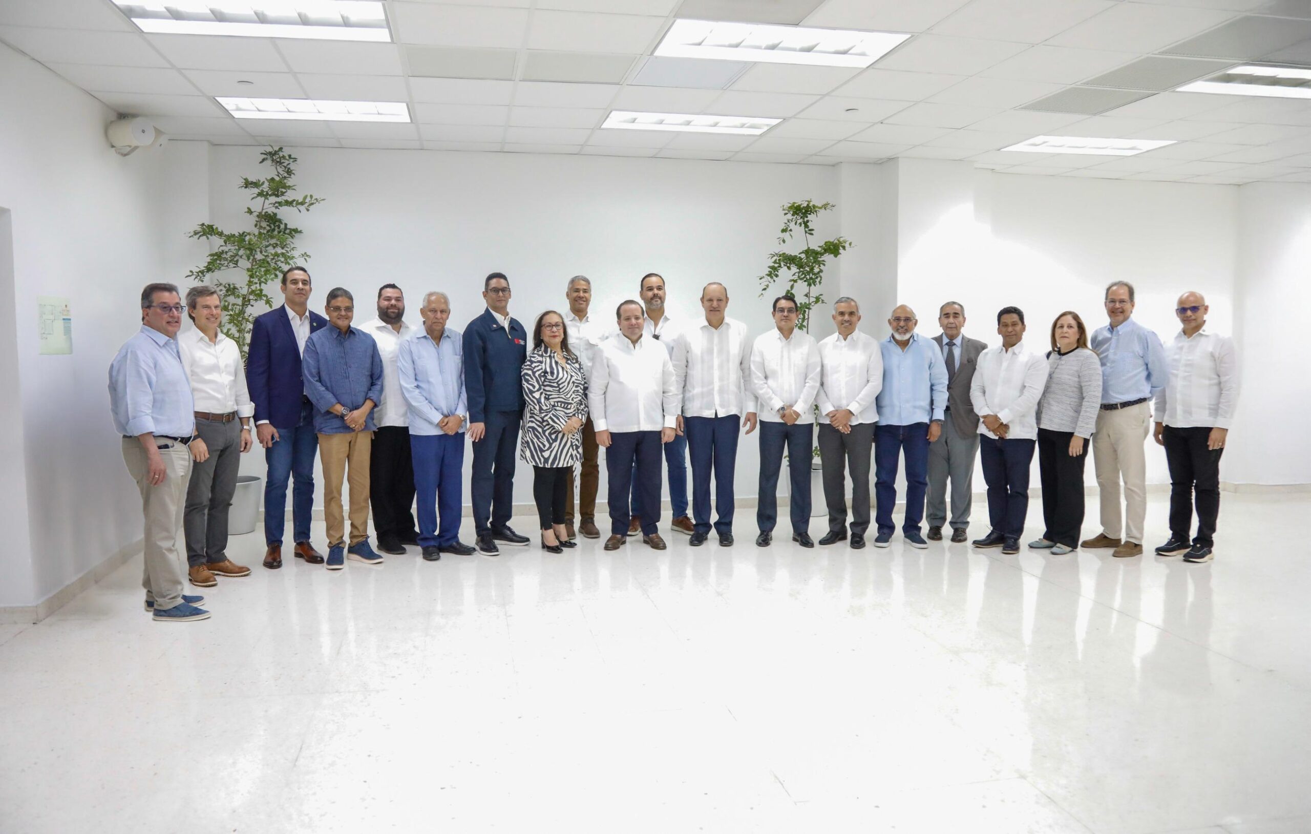 Presentan nuevas tecnologías del 911 a líderes de Santiago; entidad es un referente para Latinoamérica