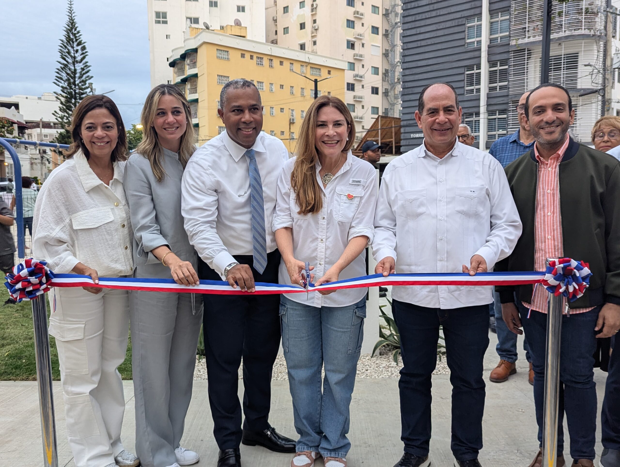 Carolina Mejía entrega el nuevo parque Renacimiento II, una petición comunitaria de hace 15 años.
