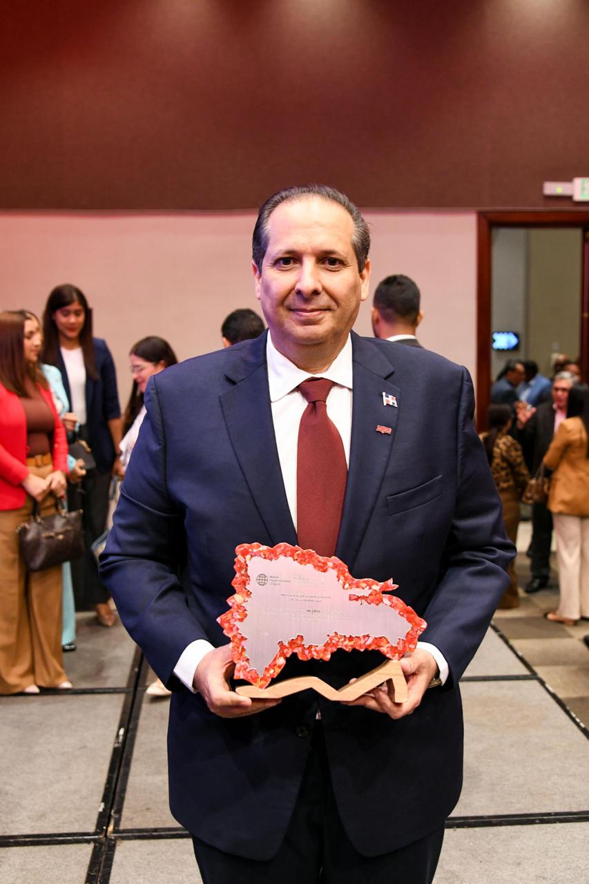 Ministro de Salud recibe premio internacional otorgado a RD por la ejecución de la estrategia HEARTS