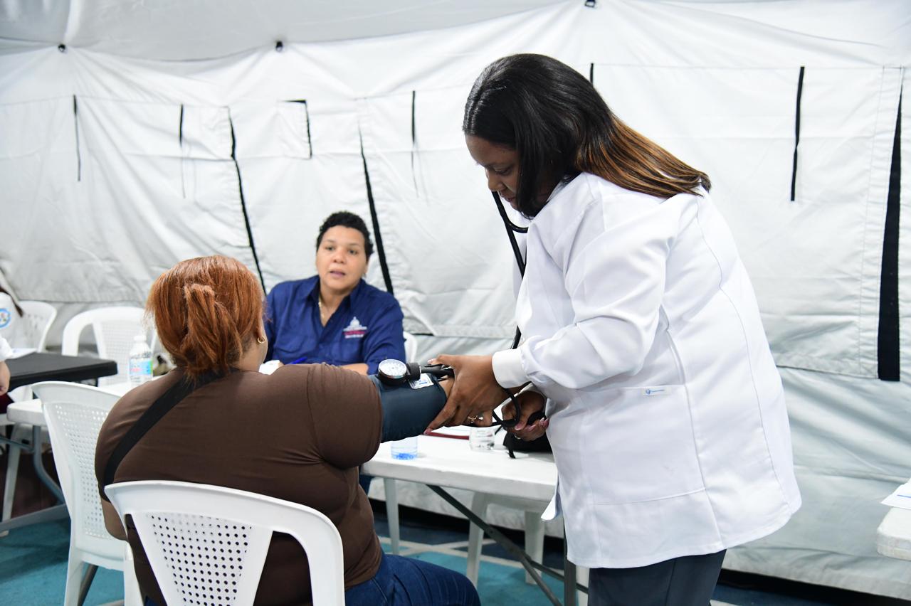 Operativo médico “Más Salud y Bienestar” continúa este sábado en la escuela San Vicente de Paúl en Los Mina