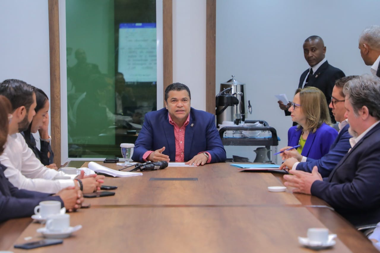 Empresarios reconocen a Tobías Crespo y miembros Comisión de Contratos de CD