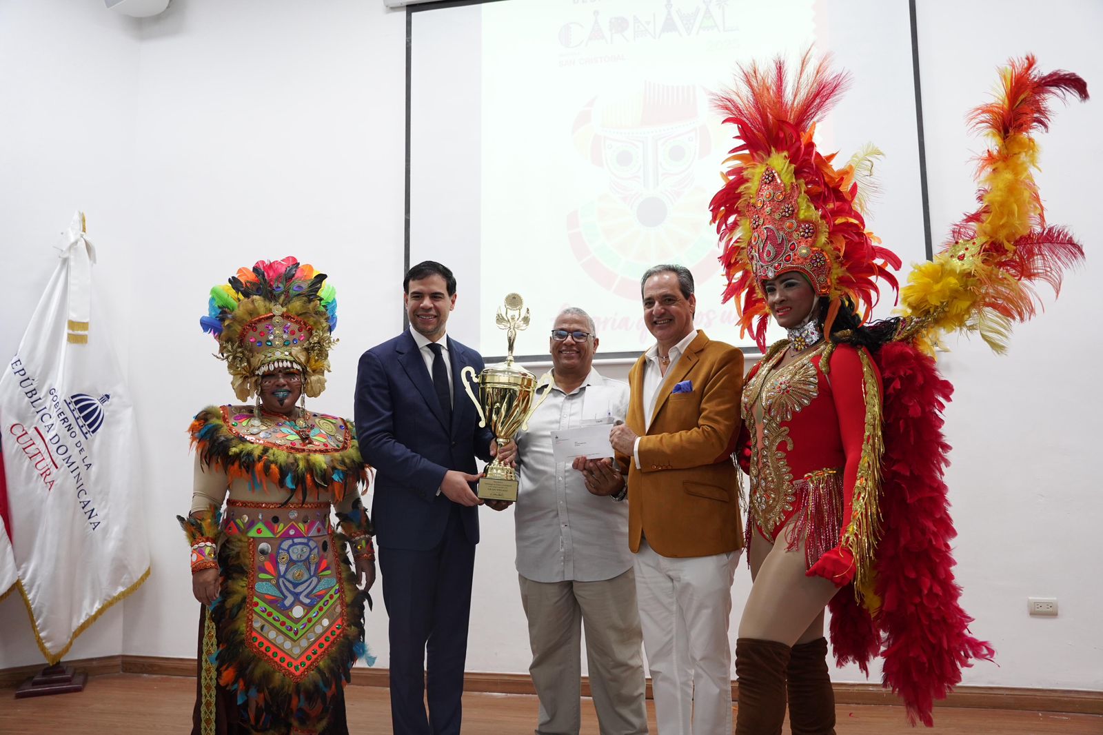 El máximo galardón, dotado con un millón de pesos, fue otorgado a la comparsa Santiago es Leña y Carnaval