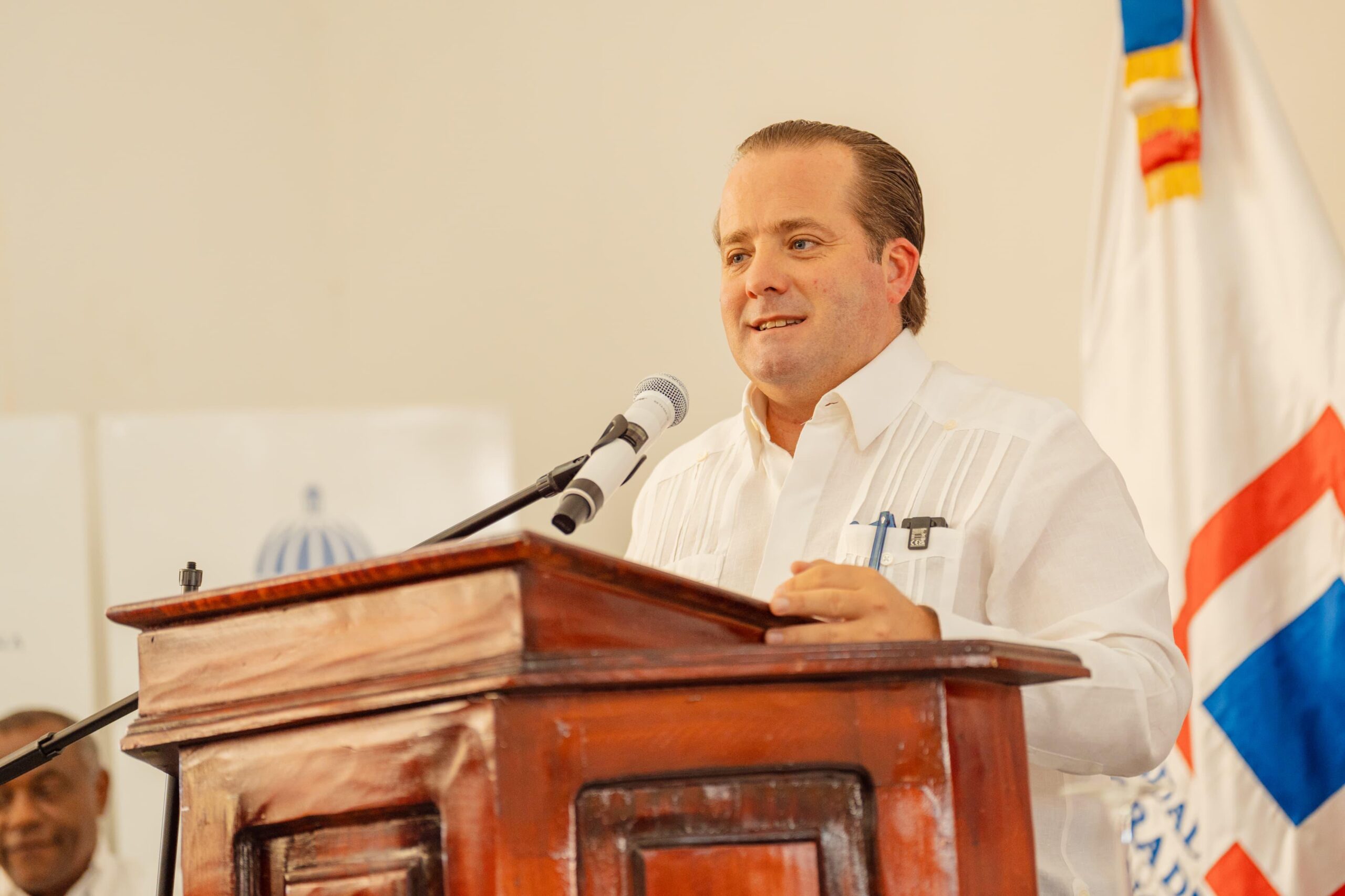 Paliza encabeza entrega de más de 300 títulos de propiedad en Samaná