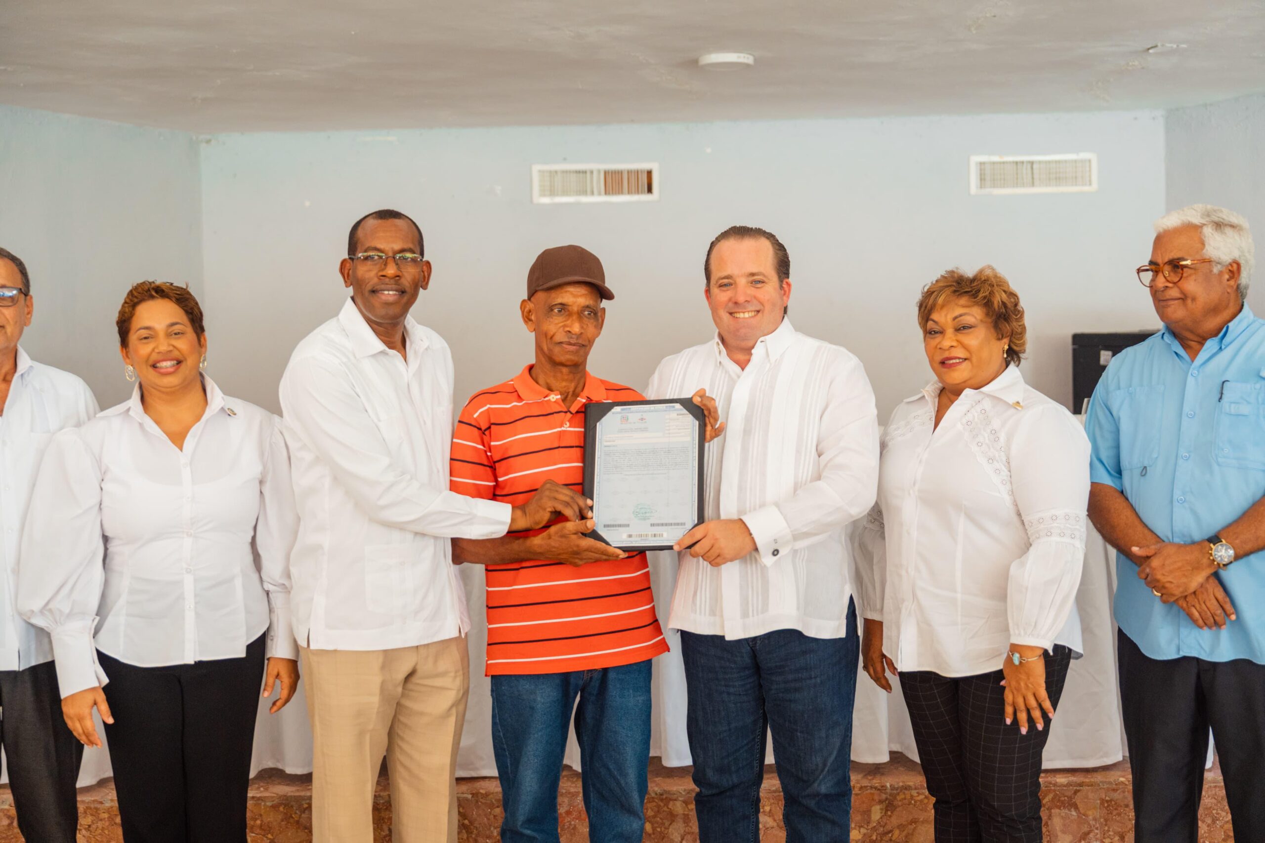 Ministro Paliza encabeza entrega de 341 títulos de propiedad en El Café de Herrera