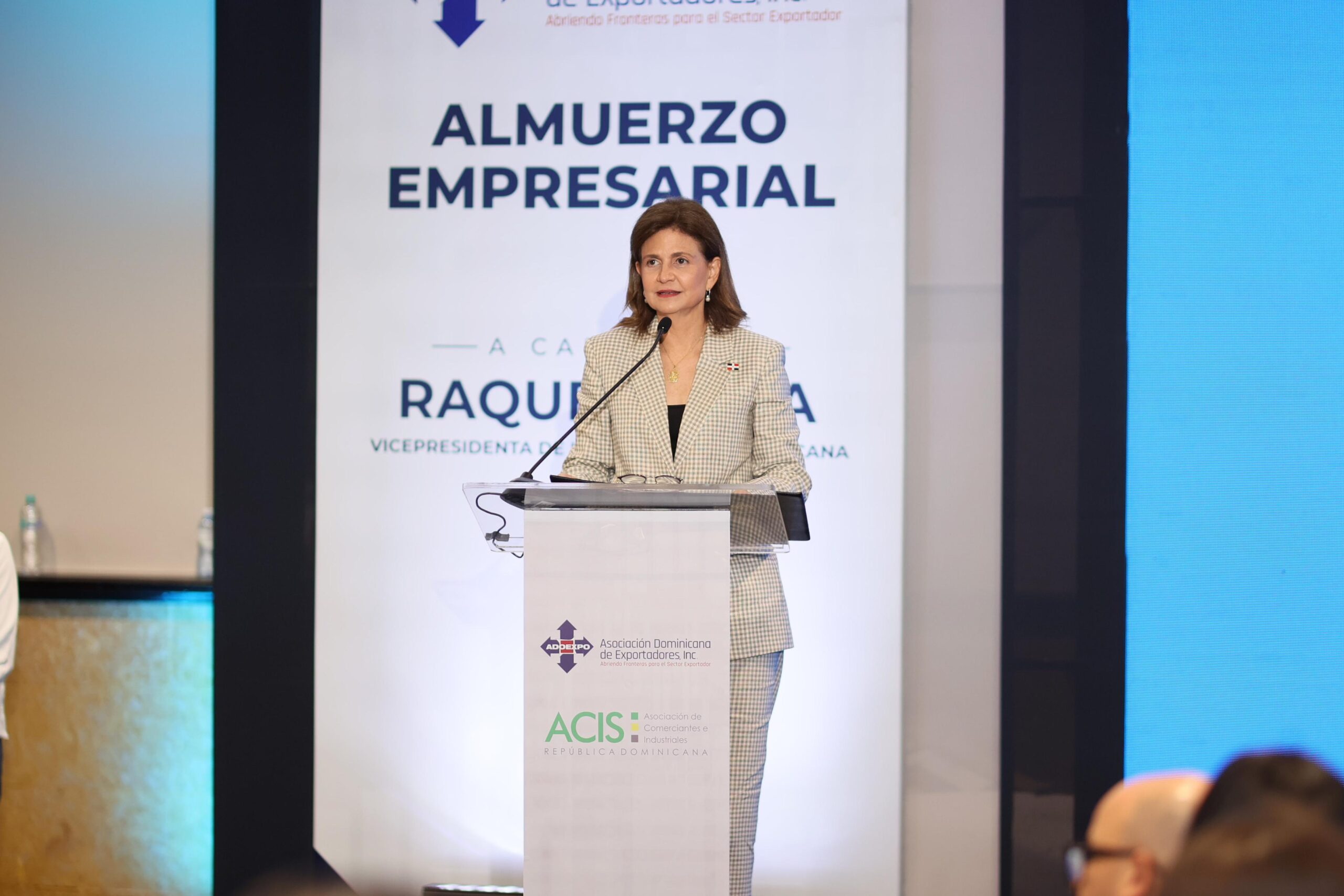 ”Queremos que las mujeres del Cibao lideren con fuerza”, afirma Raquel Peña ante empresarios y exportadores