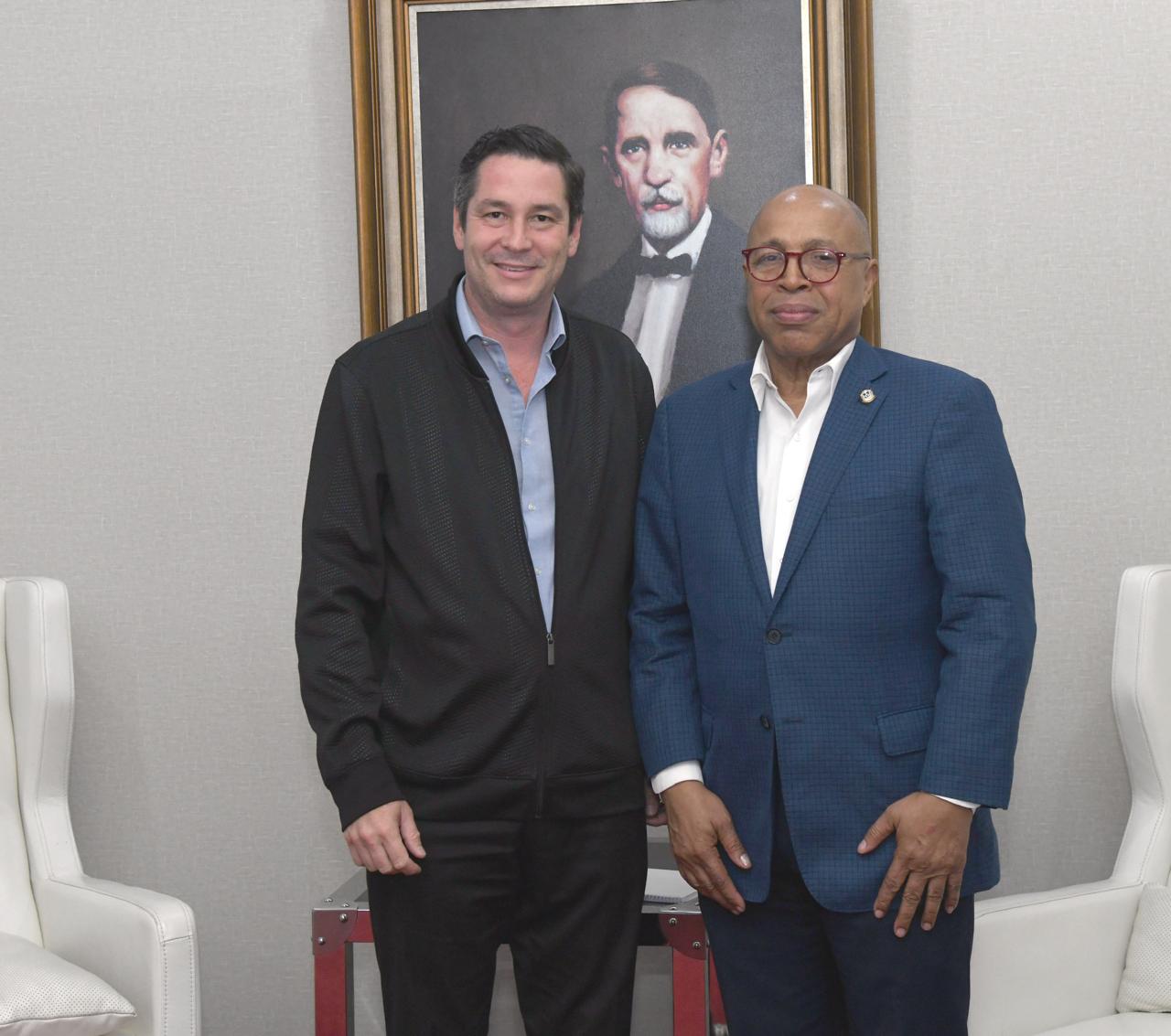 Industria del plástico se reúne con Alfredo Pacheco para defender una transición sostenible en el marco de la Ley de Residuos