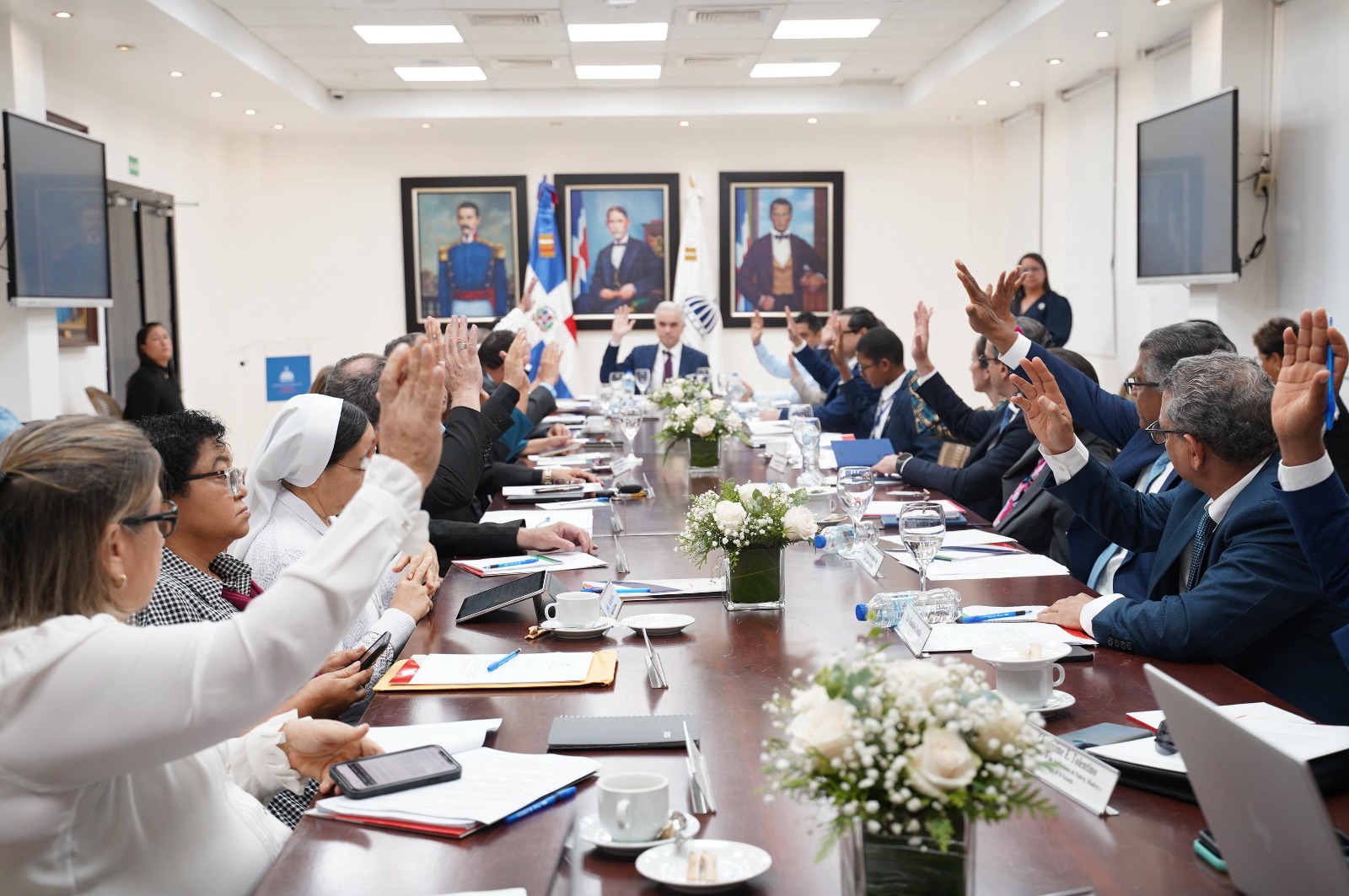 Ministro De Camps presenta hoja de ruta de su gestión y avance avances de cara al inicio del próximo año escolar ante CNE