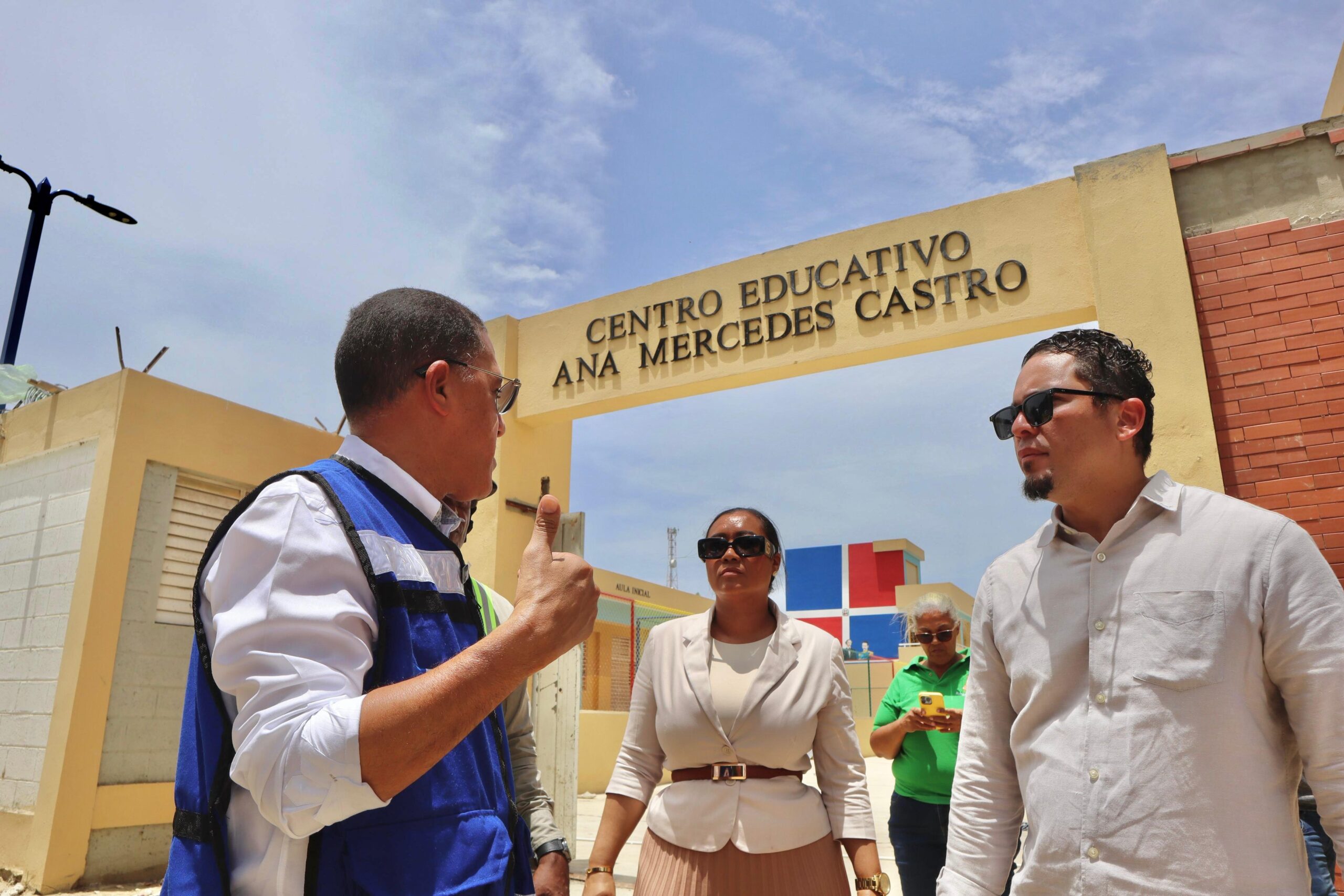 Director Infraestructura Escolar, Roberto Herrera encabeza Mesa de Trabajo con contratistas de escuelas y autoridades en Montecristi