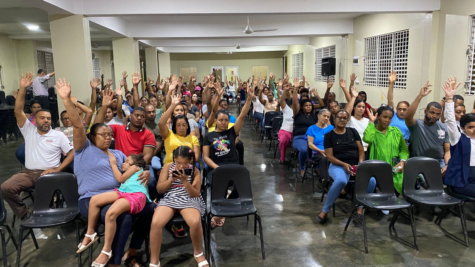 Cientos de padres preocupados por posible regreso a modalidad de dos tanda en Centro Educativo Parroquial Cristo Rey
