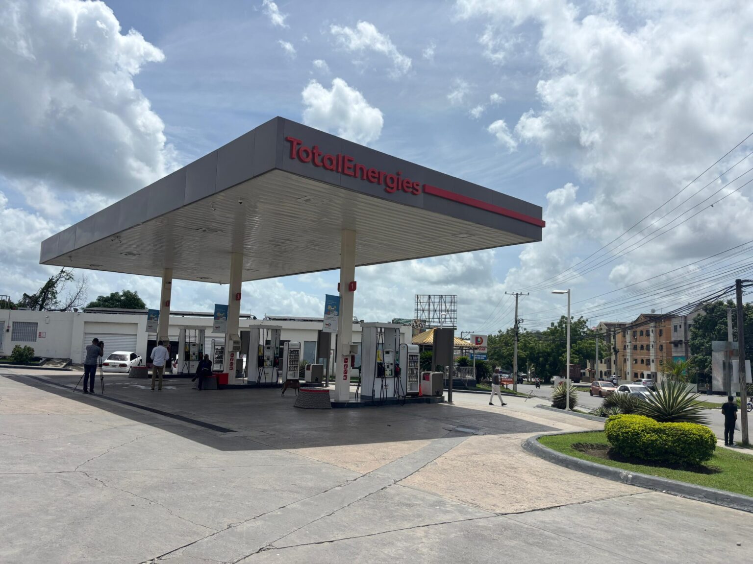 Policía y civil mueren tras intercambio de disparos por disputa en estación de gasolina en Villa Mella