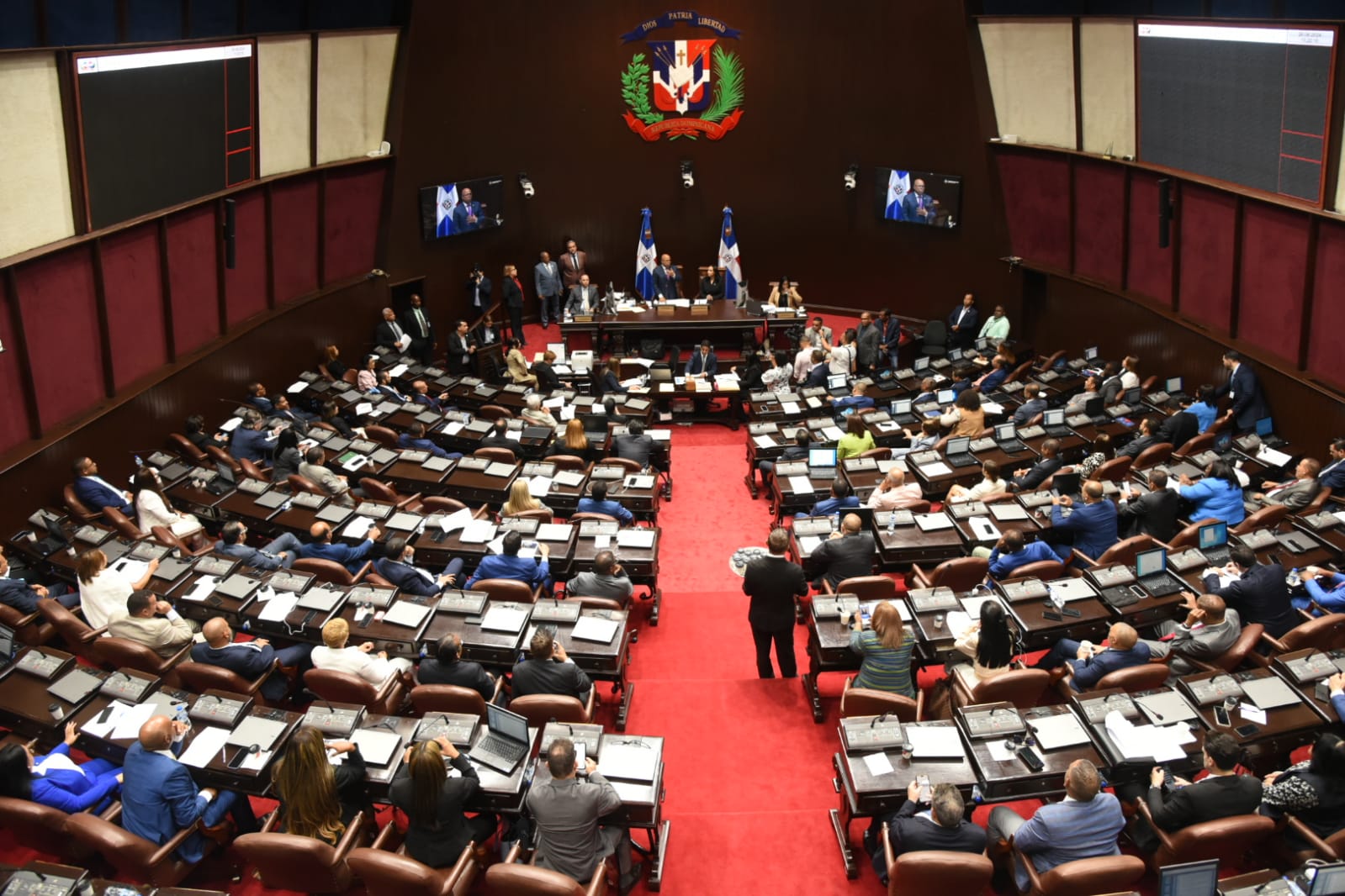 Diputados aprueban, en primera lectura, proyecto de ley que establece incentivos para médicos especialistas que trabajan en la frontera