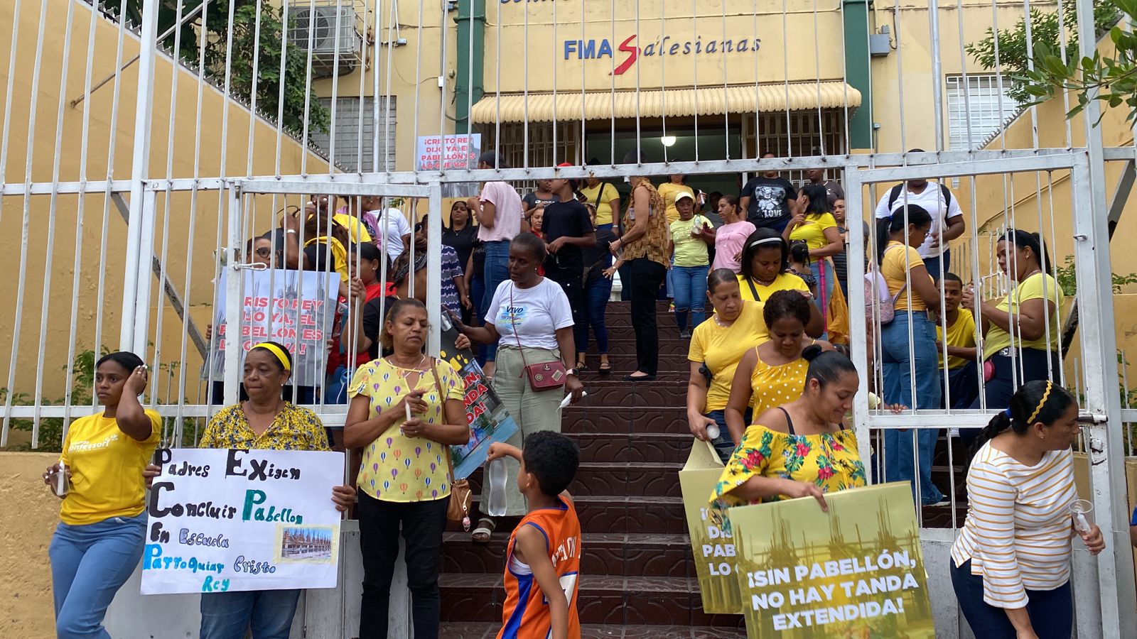 Protestan por terminación de pabellón en la Escuela Parroquial de Cristo Rey