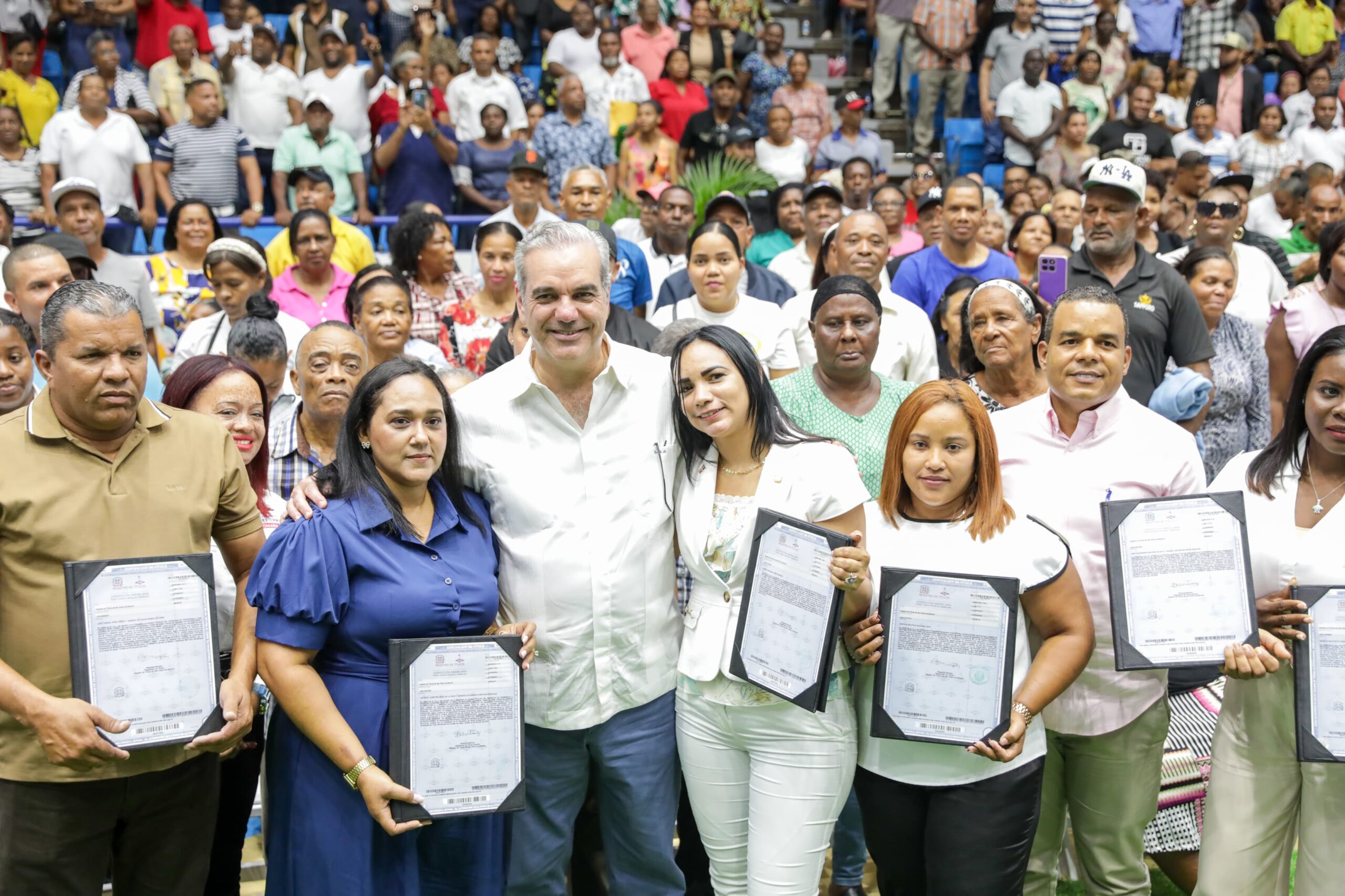 Presidente Abinader entrega más de 2,500 títulos de propiedad en La Romana, superando los 127 mil a nivel nacional